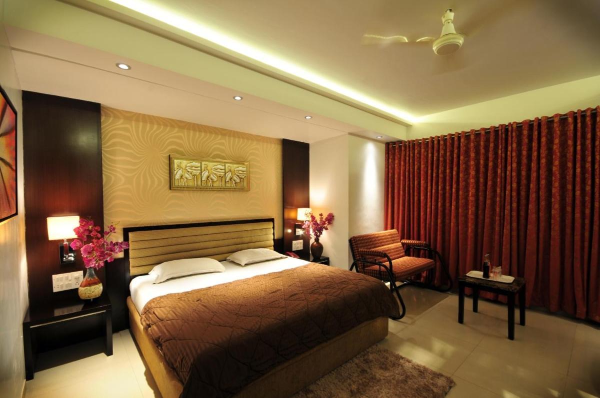Hotel Surabhi Regency Ānand Exteriér fotografie