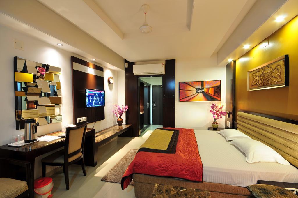 Hotel Surabhi Regency Ānand Exteriér fotografie