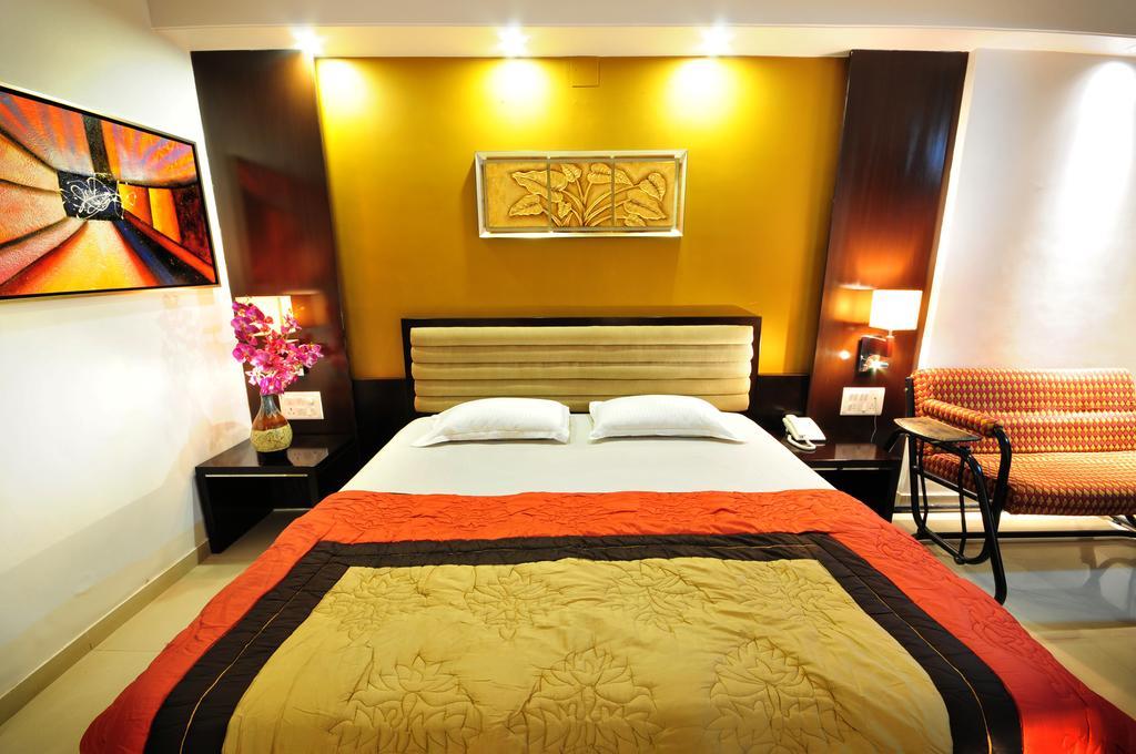 Hotel Surabhi Regency Ānand Exteriér fotografie
