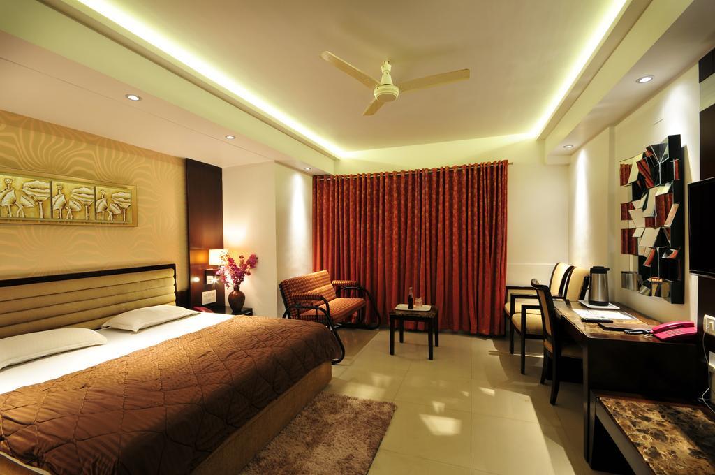 Hotel Surabhi Regency Ānand Exteriér fotografie
