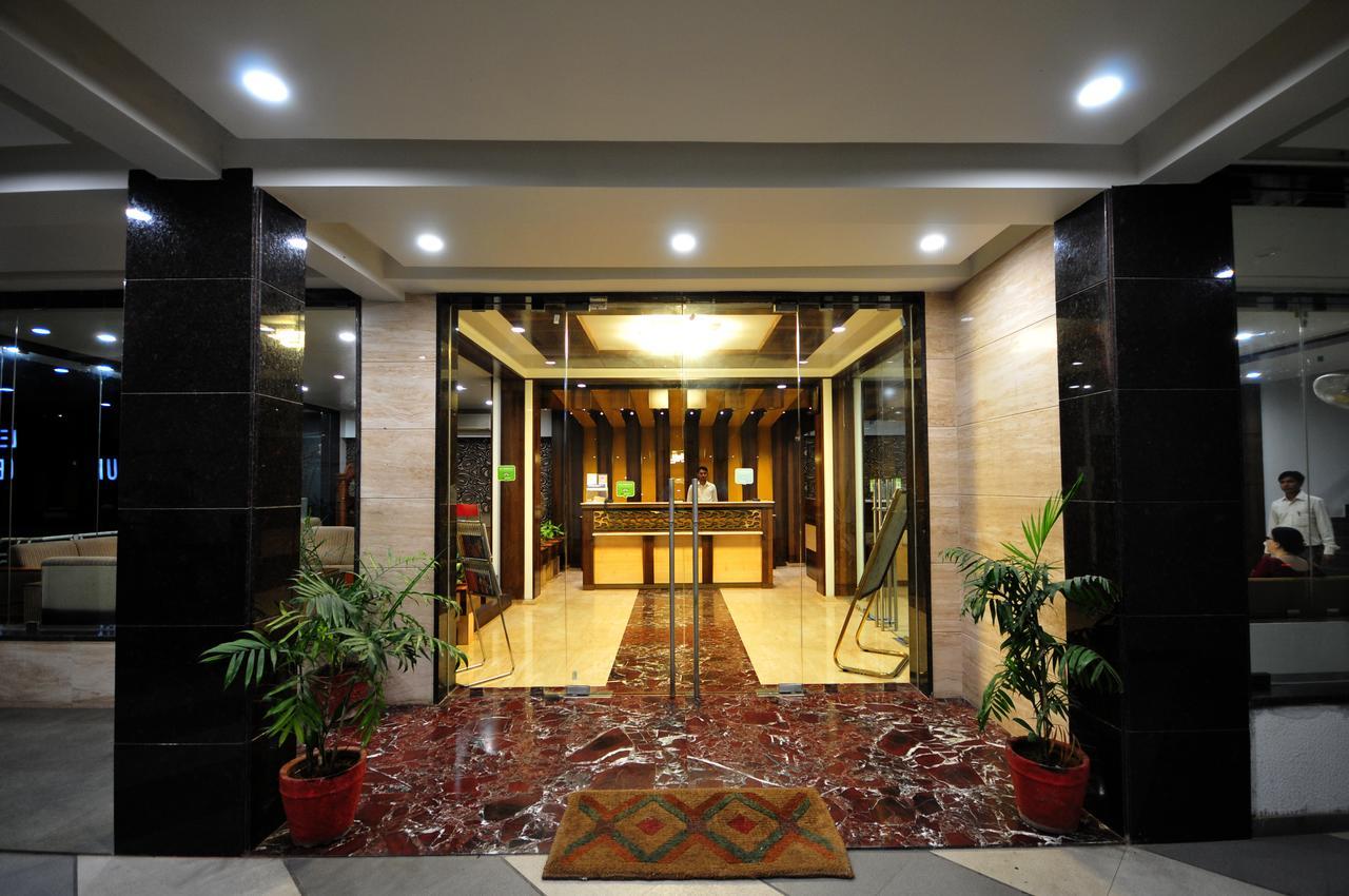 Hotel Surabhi Regency Ānand Exteriér fotografie