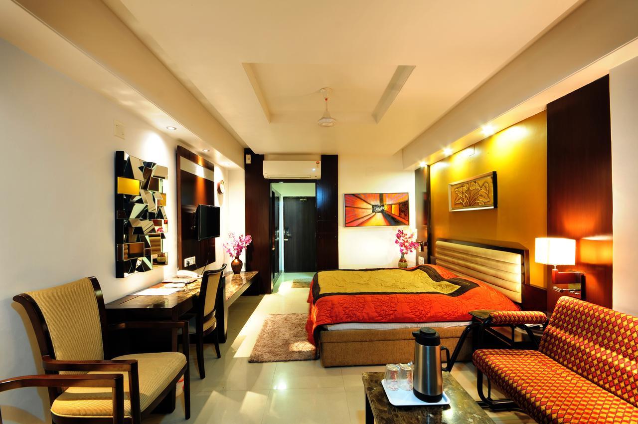 Hotel Surabhi Regency Ānand Exteriér fotografie