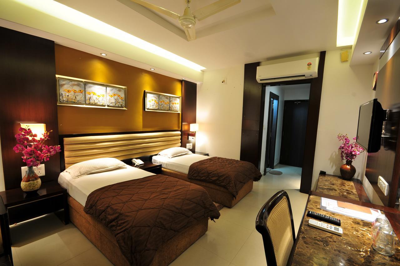 Hotel Surabhi Regency Ānand Exteriér fotografie