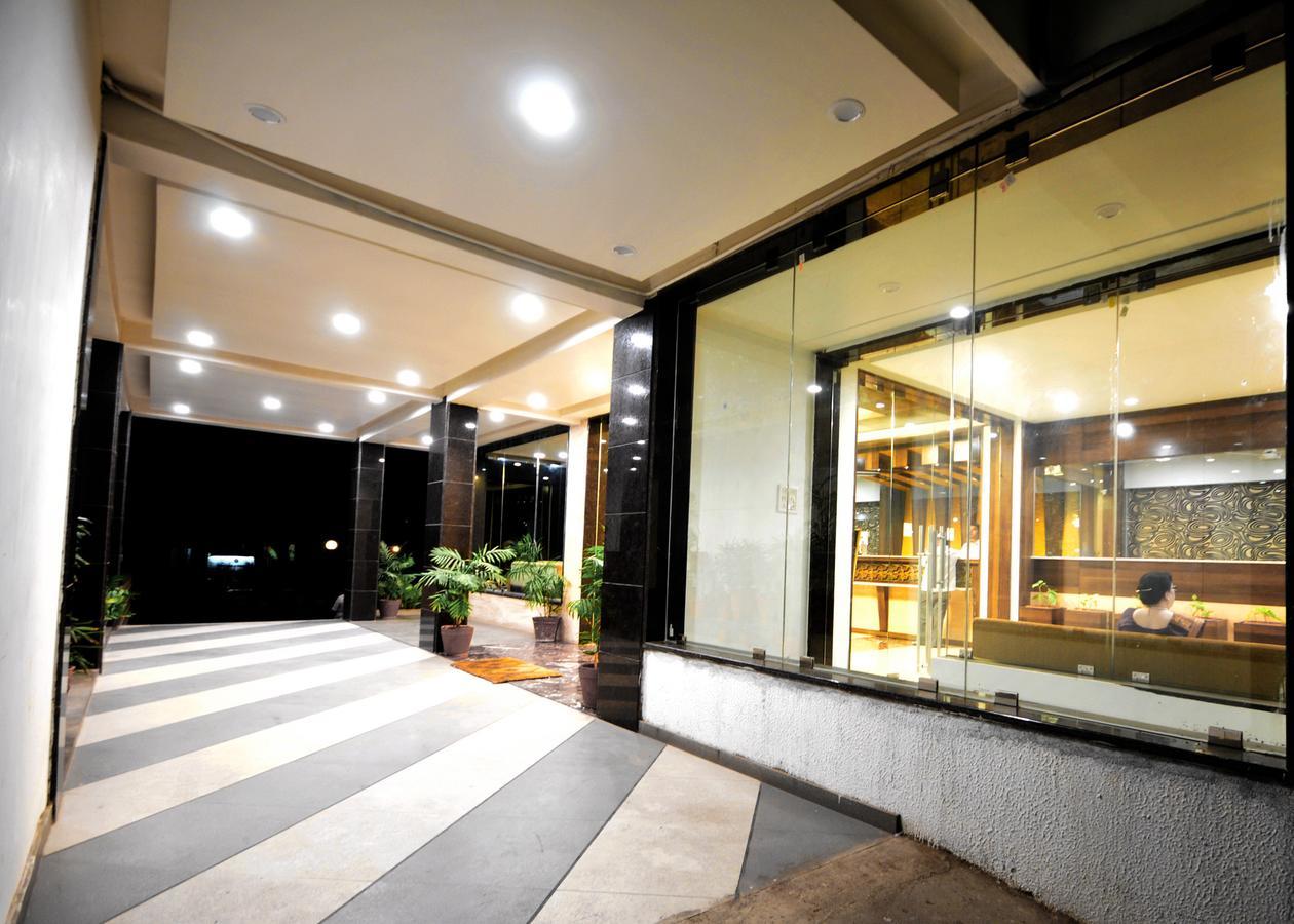 Hotel Surabhi Regency Ānand Exteriér fotografie